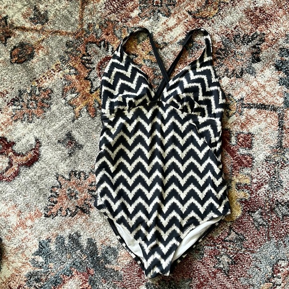 Liz Lange Maternity swim suit in grey and white chevron pattern - Picture 1 of 2